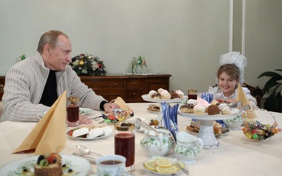 Putin meets nine year-old Dasha Varfolomeyeva