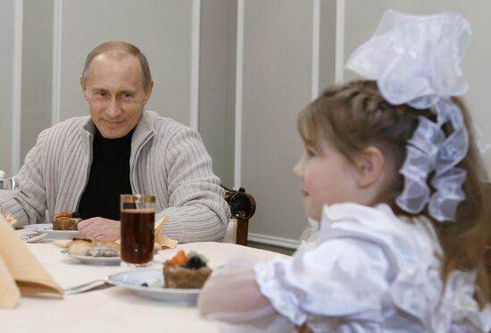 Putin meets nine year-old Dasha Varfolomeyeva