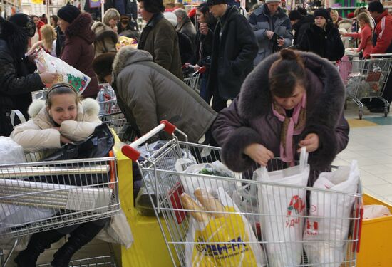 People start New Year shopping