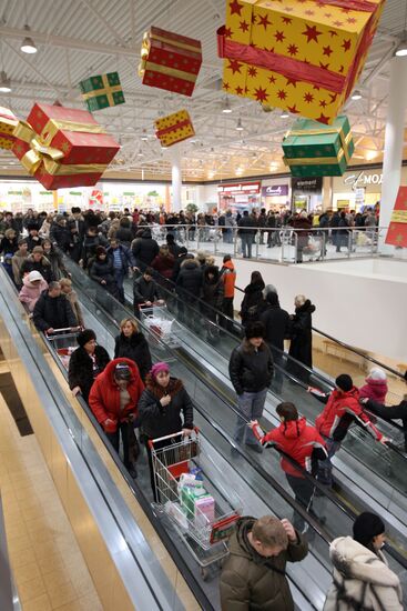 People start New Year gift shopping