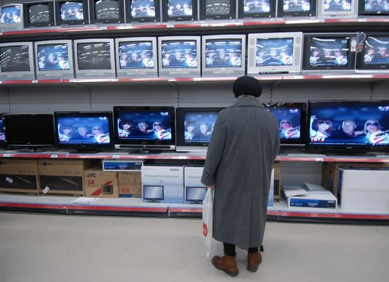 People start New Year shopping