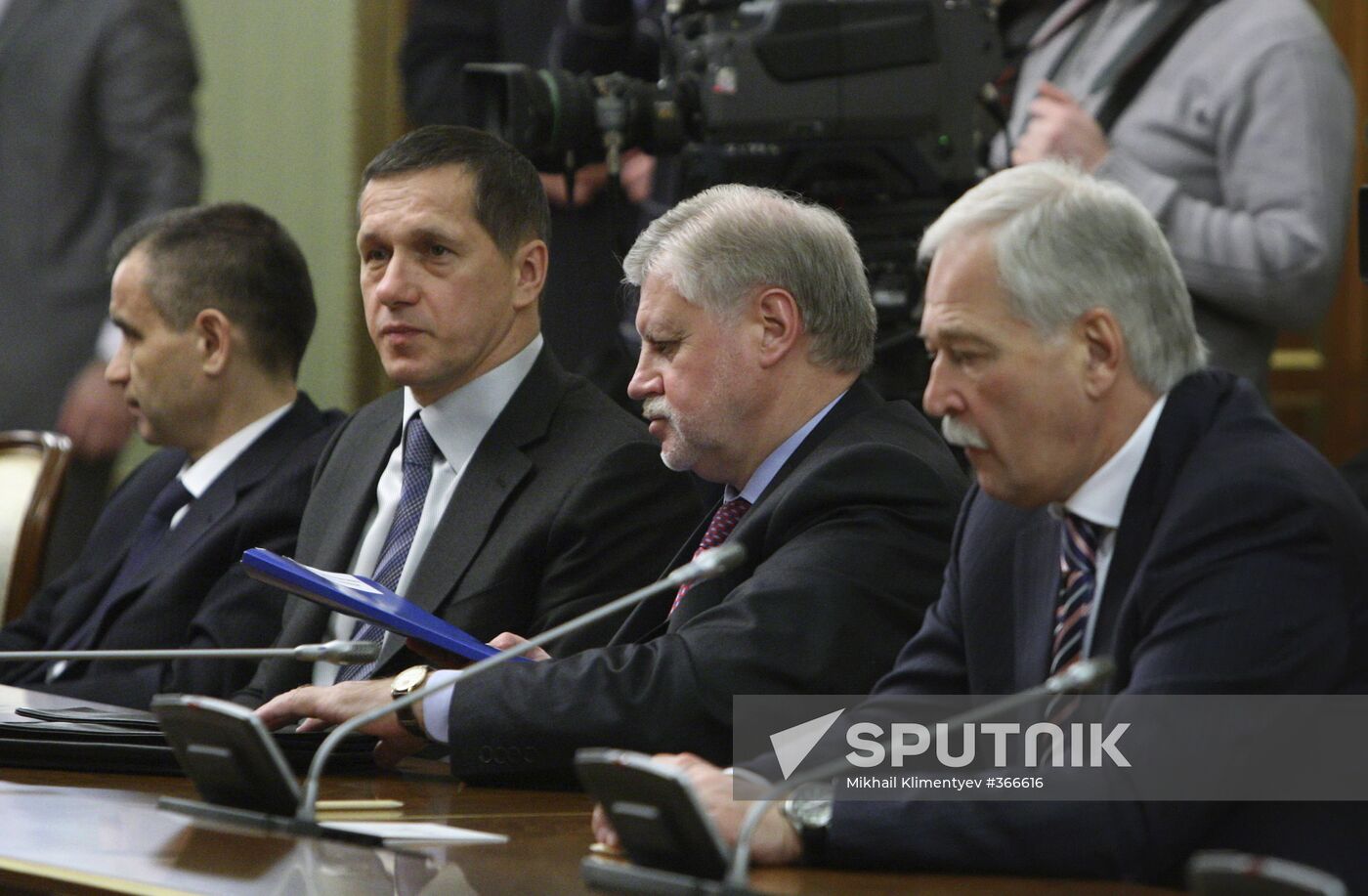 Dmitry Medvedev wishes Happy New Year to government members