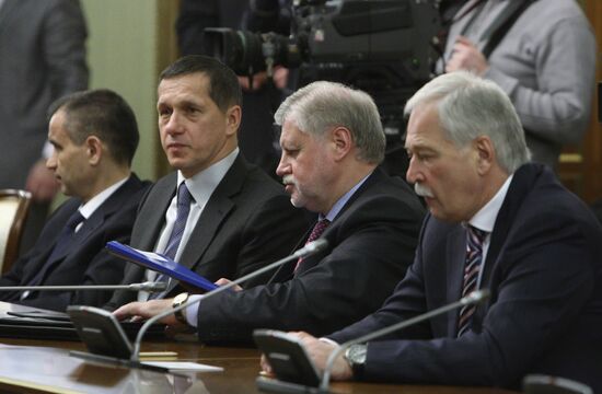 Dmitry Medvedev wishes Happy New Year to government members
