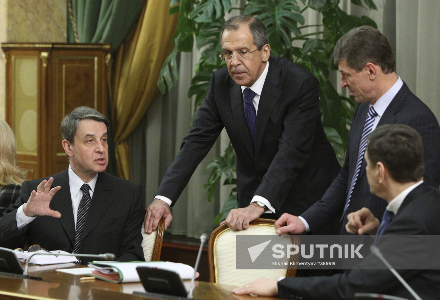 Dmitry Medvedev wishes Happy New Year to government members