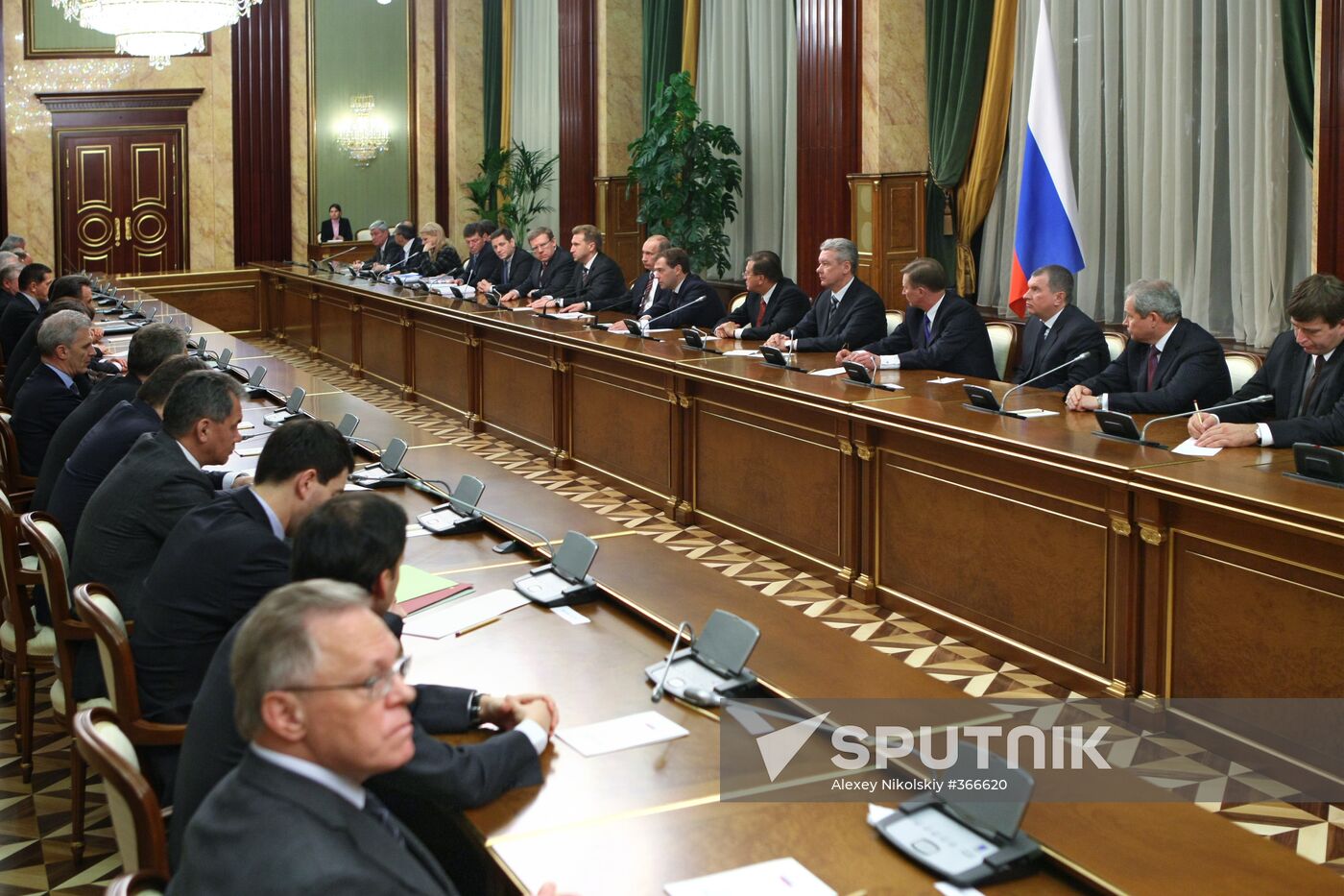 Dmitry Medvedev wishes Happy New Year to government members