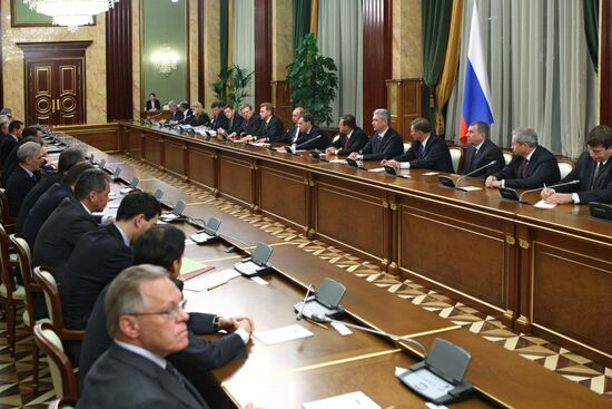 Dmitry Medvedev wishes Happy New Year to government members