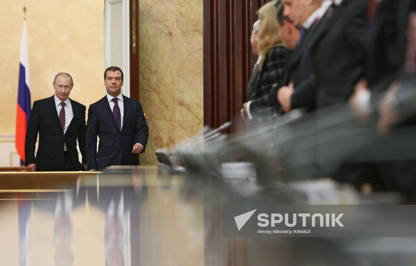 Dmitry Medvedev wishes Happy New Year to government members