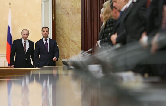 Dmitry Medvedev wishes Happy New Year to government members