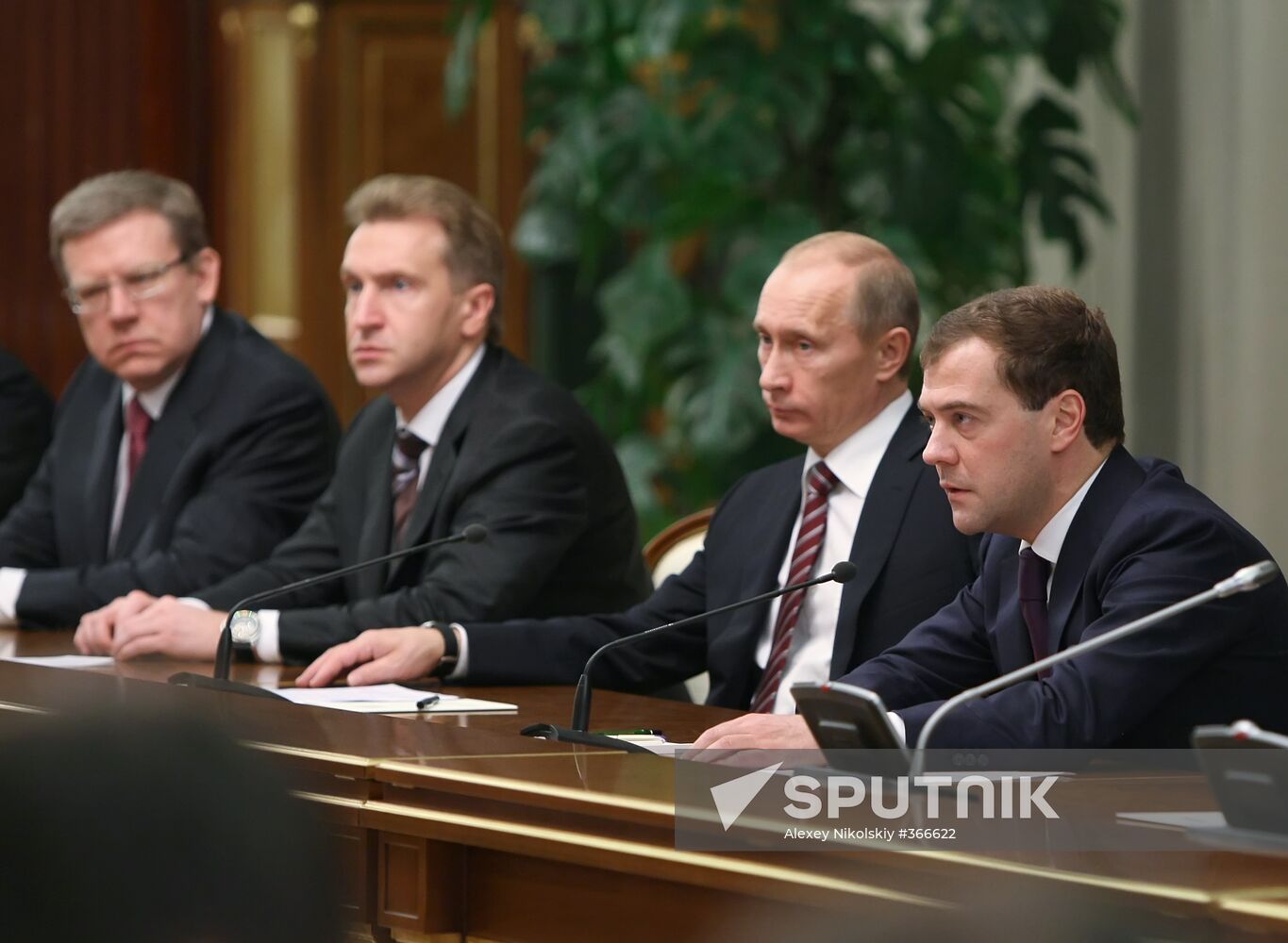 Dmitry Medvedev wishes Happy New Year to government members