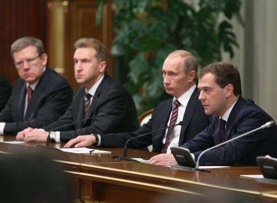 Dmitry Medvedev wishes Happy New Year to government members