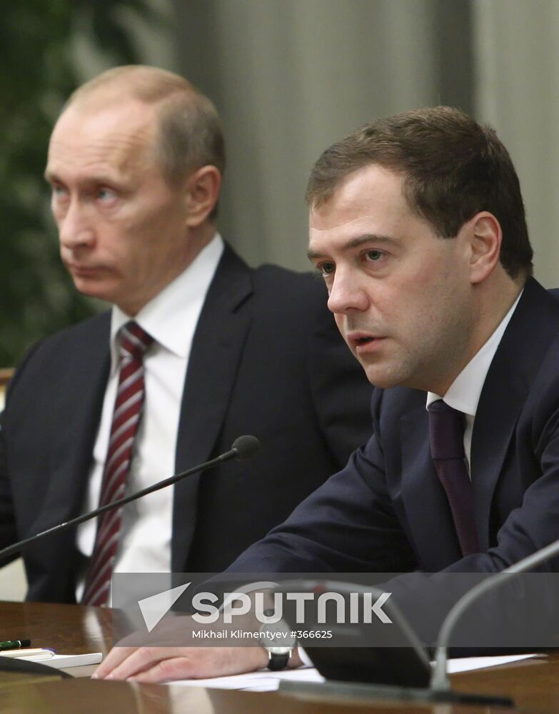Dmitry Medvedev wishes Happy New Year to government members