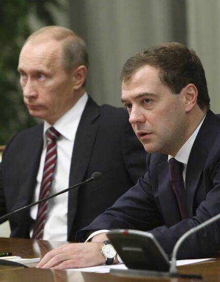 Dmitry Medvedev wishes Happy New Year to government members