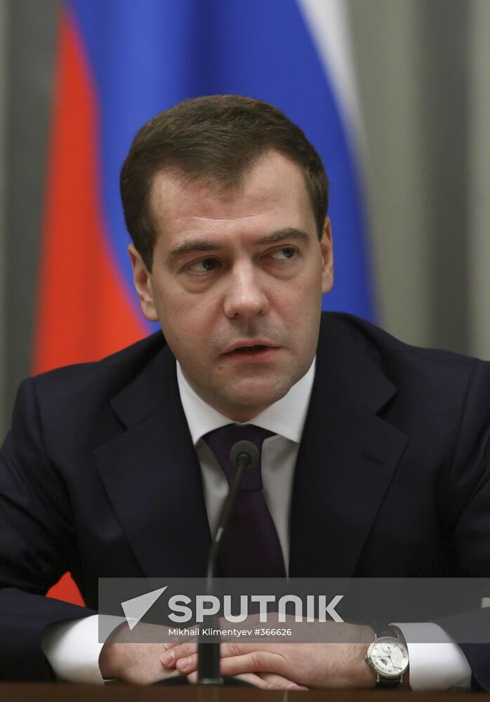 Dmitry Medvedev wishes Happy New Year to government members