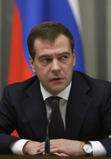 Dmitry Medvedev wishes Happy New Year to government members