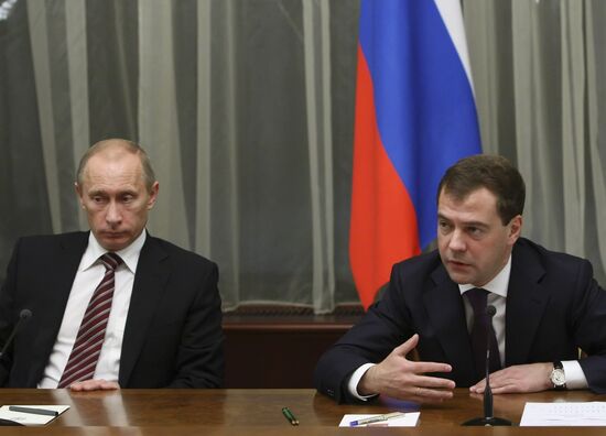 Dmitry Medvedev wishes Happy New Year to government members
