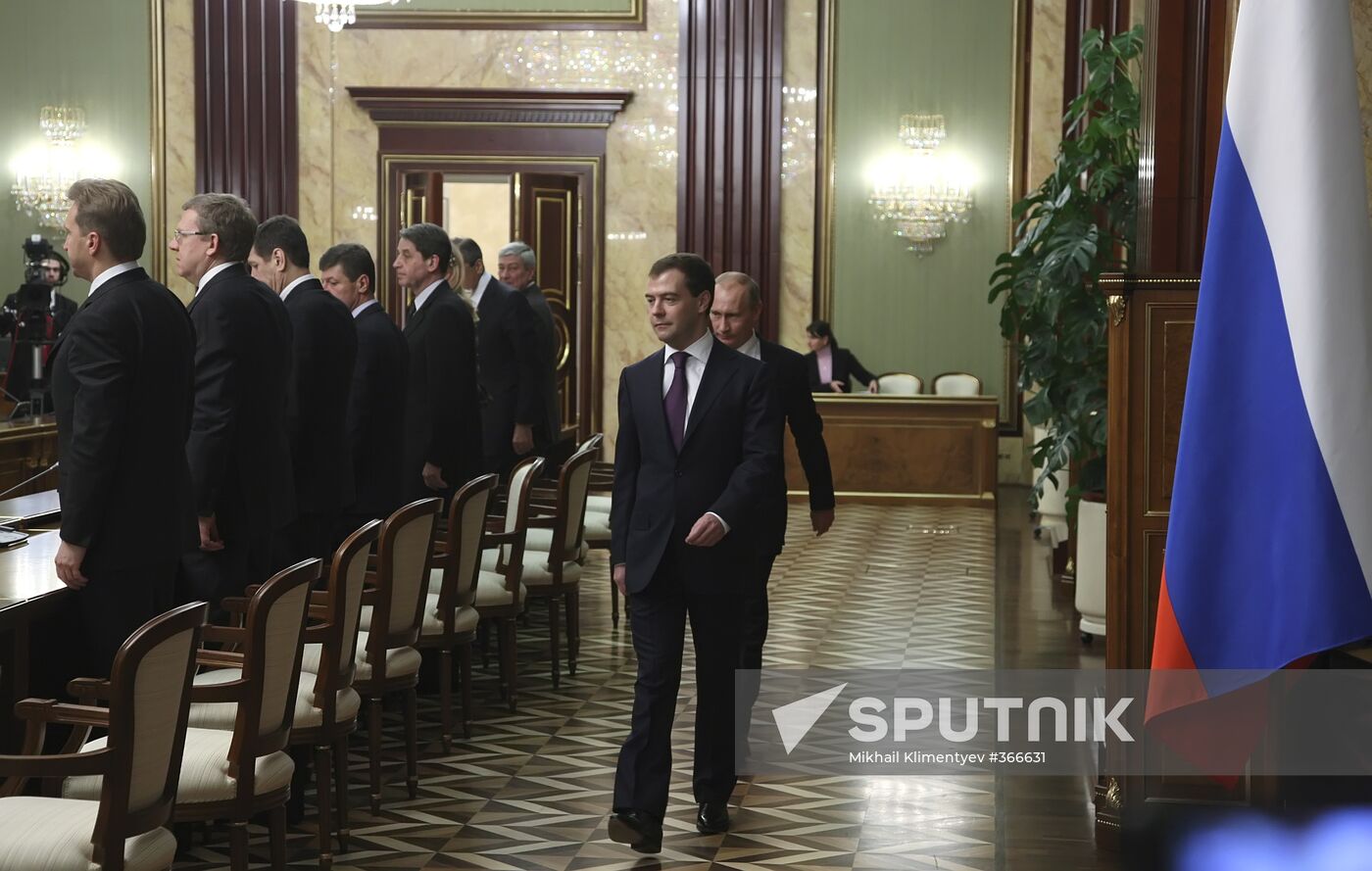 Dmitry Medvedev wishes Happy New Year to government members