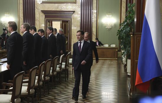 Dmitry Medvedev wishes Happy New Year to government members