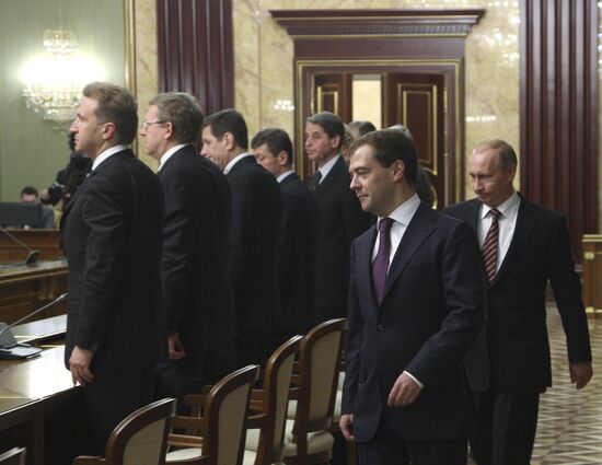 Dmitry Medvedev wishes Happy New Year to government members