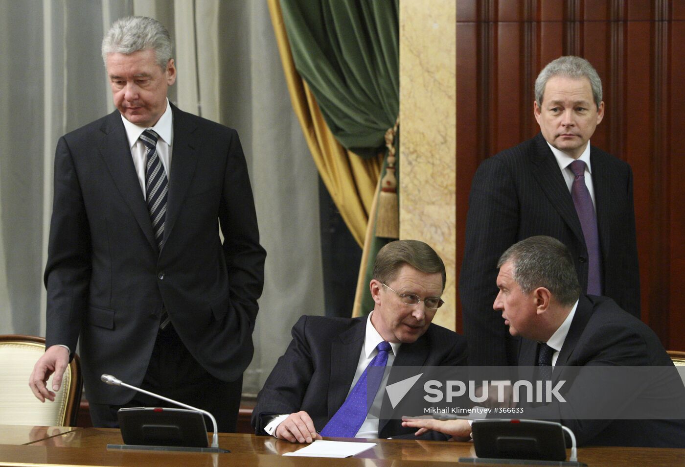 Dmitry Medvedev wishes Happy New Year to government members