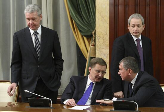 Dmitry Medvedev wishes Happy New Year to government members