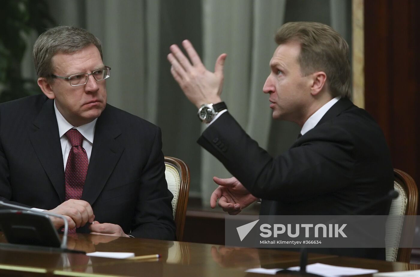 Dmitry Medvedev wishes Happy New Year to government members
