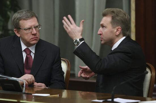 Dmitry Medvedev wishes Happy New Year to government members