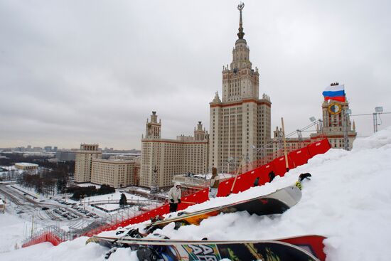 Building ski trail on Vorobyovy Gory