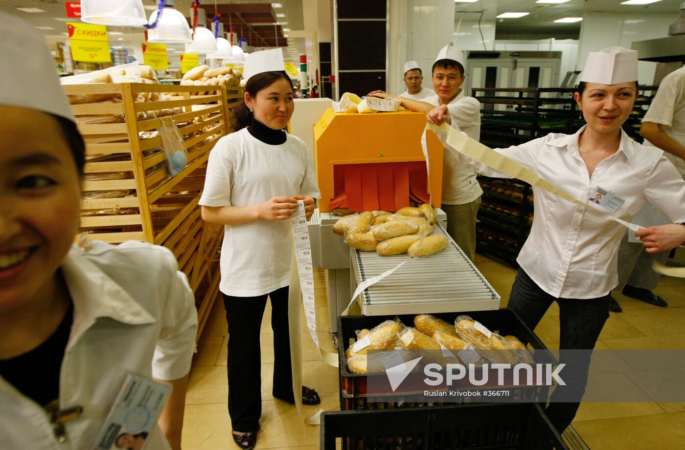 Muscovites do New Year shopping