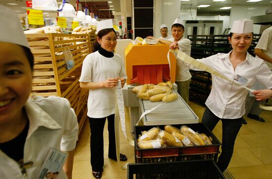 Muscovites do New Year shopping