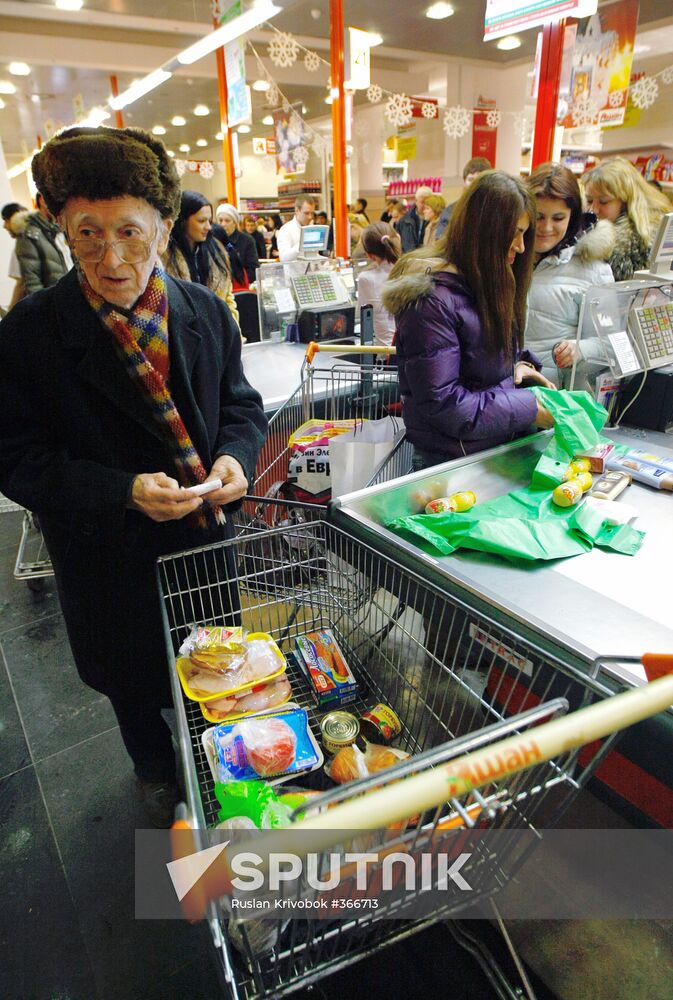 Muscovites do New Year shopping