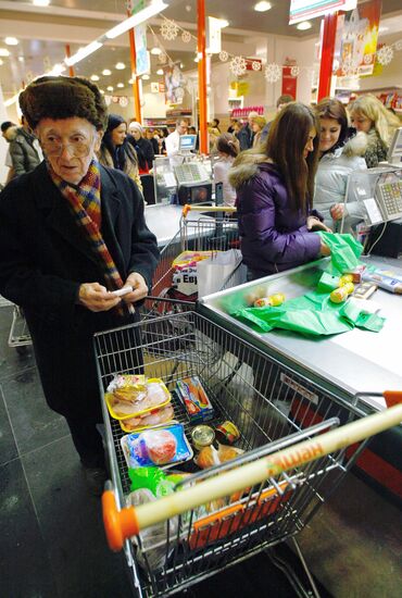 Muscovites do New Year shopping