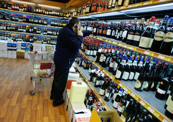 Muscovites do New Year shopping