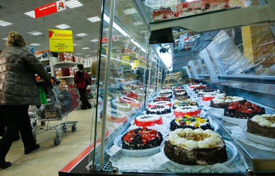 Muscovites do New Year shopping