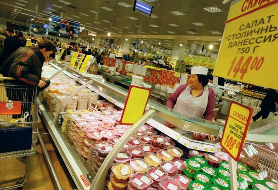 Muscovites do New Year shopping