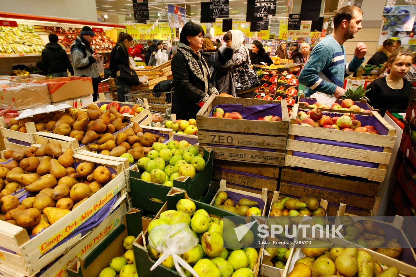 Muscovites do New Year shopping
