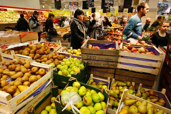 Muscovites do New Year shopping