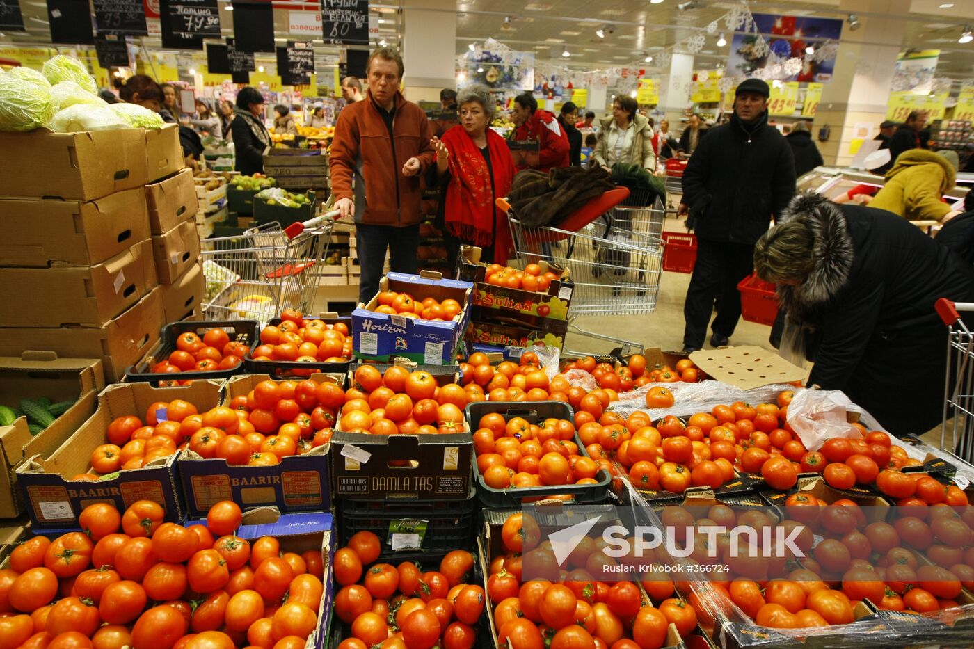 Muscovites do New Year shopping