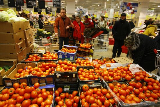 Muscovites do New Year shopping