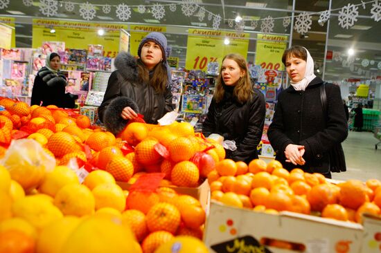 Muscovites do New Year shopping