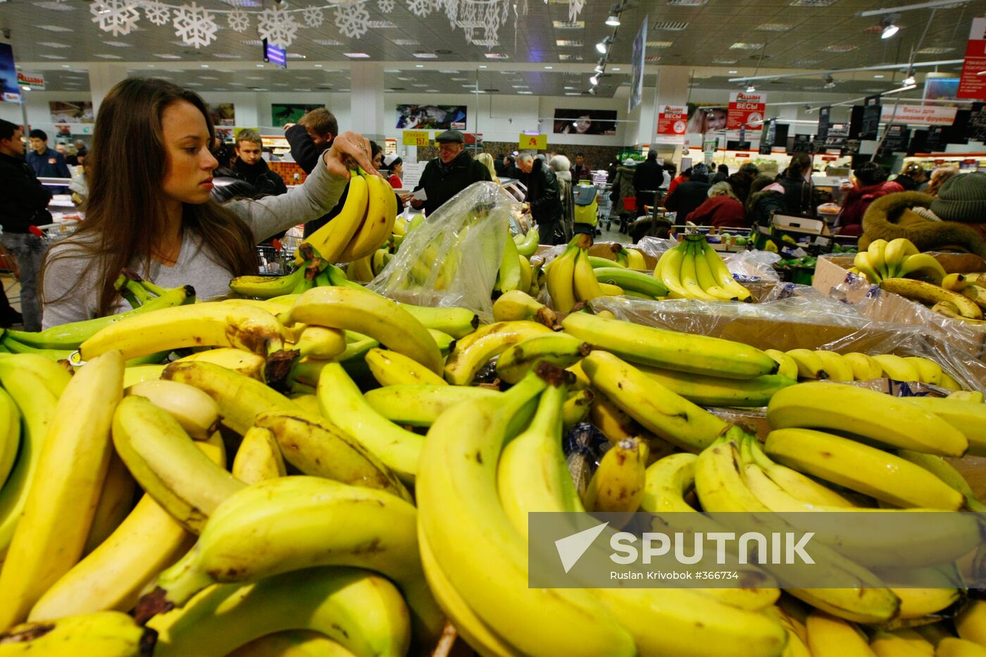 Muscovites do New Year shopping