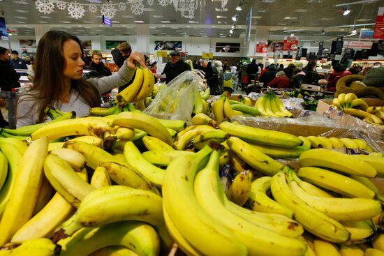 Muscovites do New Year shopping