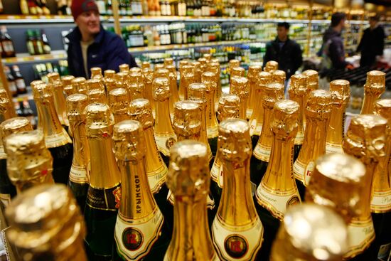 Muscovites do New Year shopping