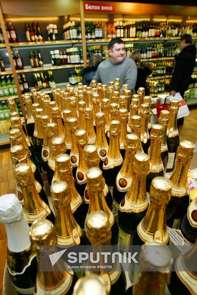 Muscovites do New Year shopping