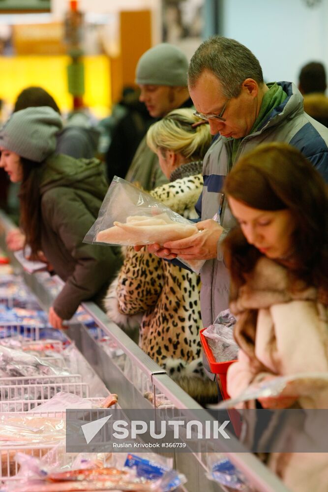Muscovites do New Year shopping