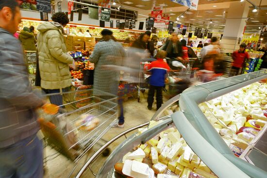 Muscovites do New Year shopping