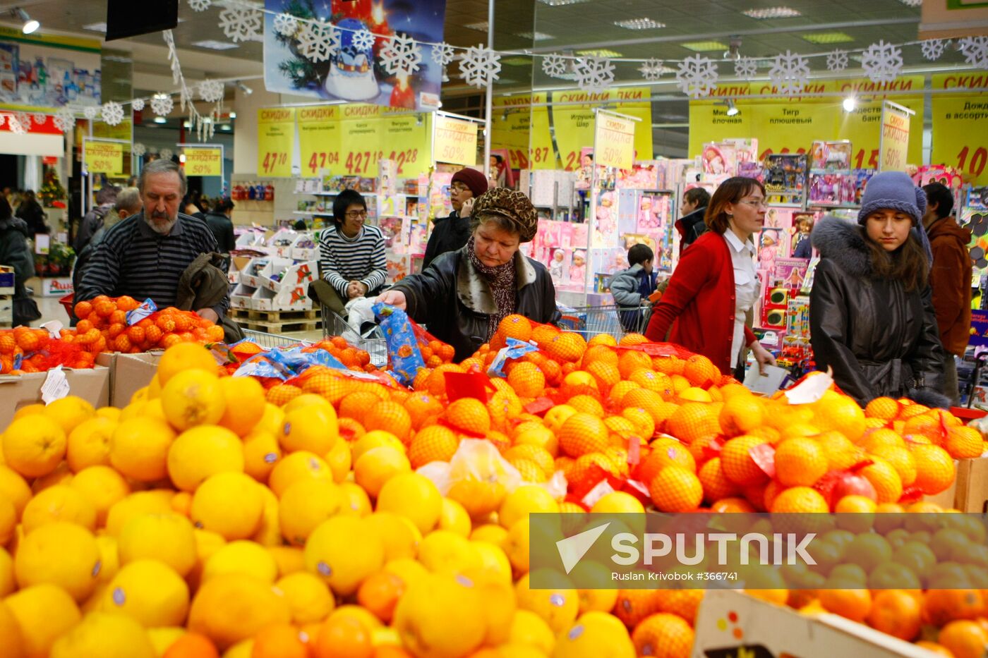 Muscovites do New Year shopping