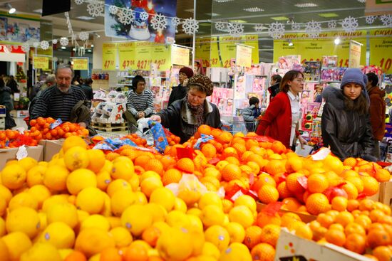 Muscovites do New Year shopping