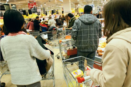 Muscovites do New Year shopping