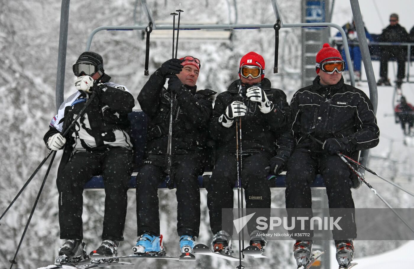Russia's president and prime minister go skiing in Sochi area