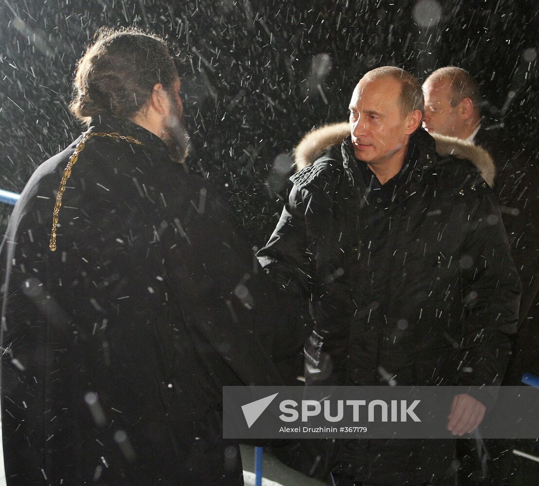 Vladimir Putin arrives in Petrozavodsk for Christmas Mass